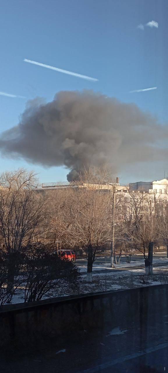 俄罗斯奥伦堡的导弹制造厂浓烟滚滚。 