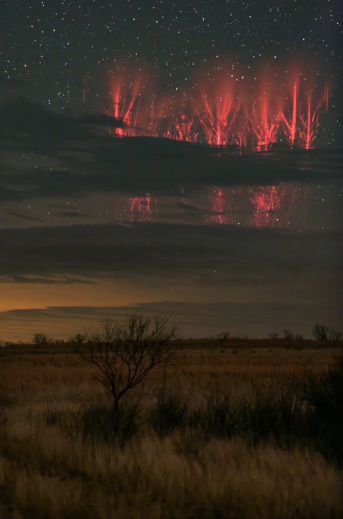 这个应该很少见了，美国时间11日晚，一道巨大的“红色精灵”闪电照亮了俄克拉荷马州