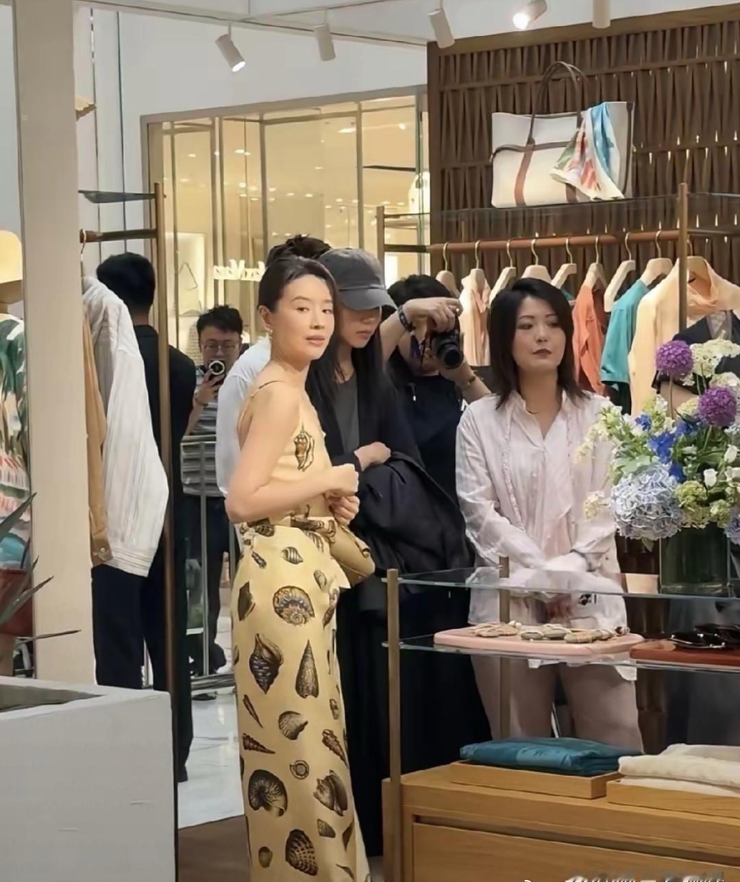 网友在商场碰到董洁，本人又嫩又美，气质没得说。 ​​​