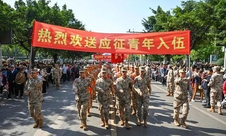这下可算是在全国出大名了！重庆 21 岁的新兵，入伍才 3 个月就被部队除名，罚