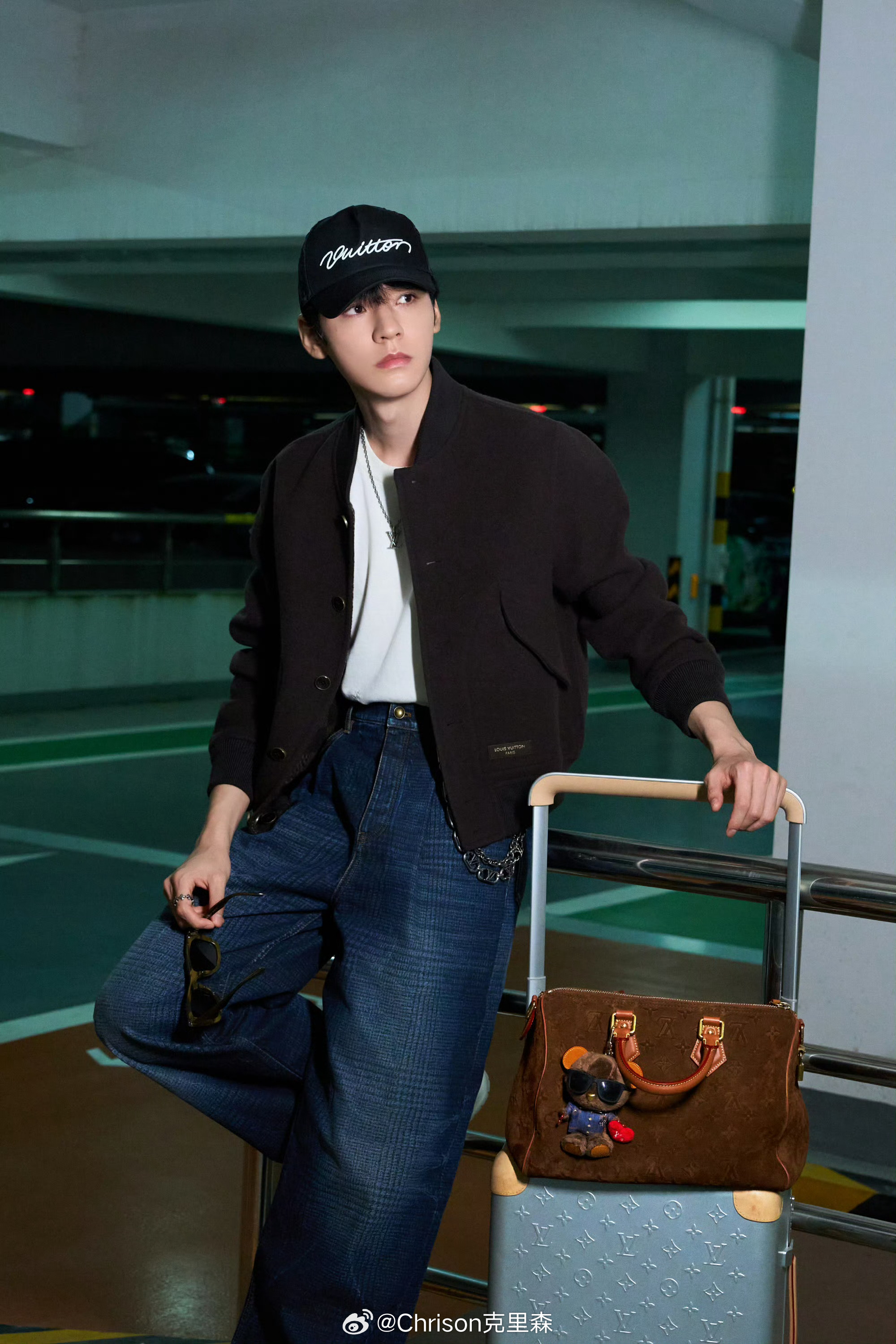 龚俊┊身穿棕色休闲夹克搭配牛仔裤，启程巴黎，即将亮相Louis Vuitton 