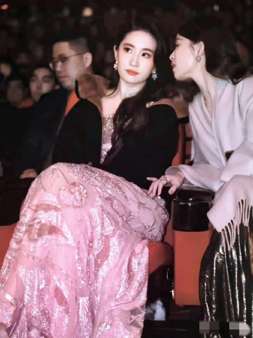 本人来了都无法复制的封神合照！无法想象她们到底有多美！刘亦菲的这一个侧头动作，简