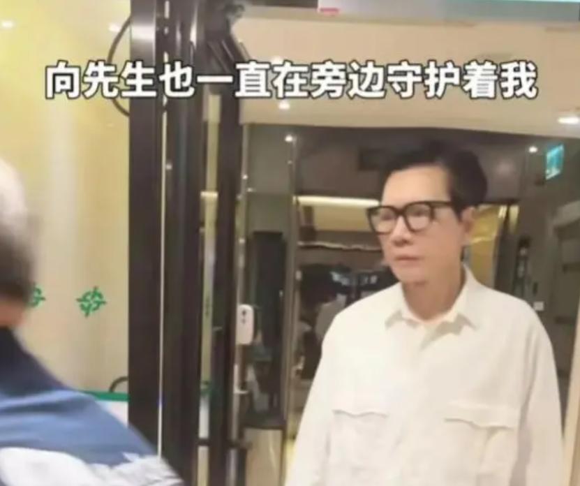 突发！68岁向太洗澡摔倒卫生间躺一夜，绑担架送医手术5个半小时。

浴室里的防滑