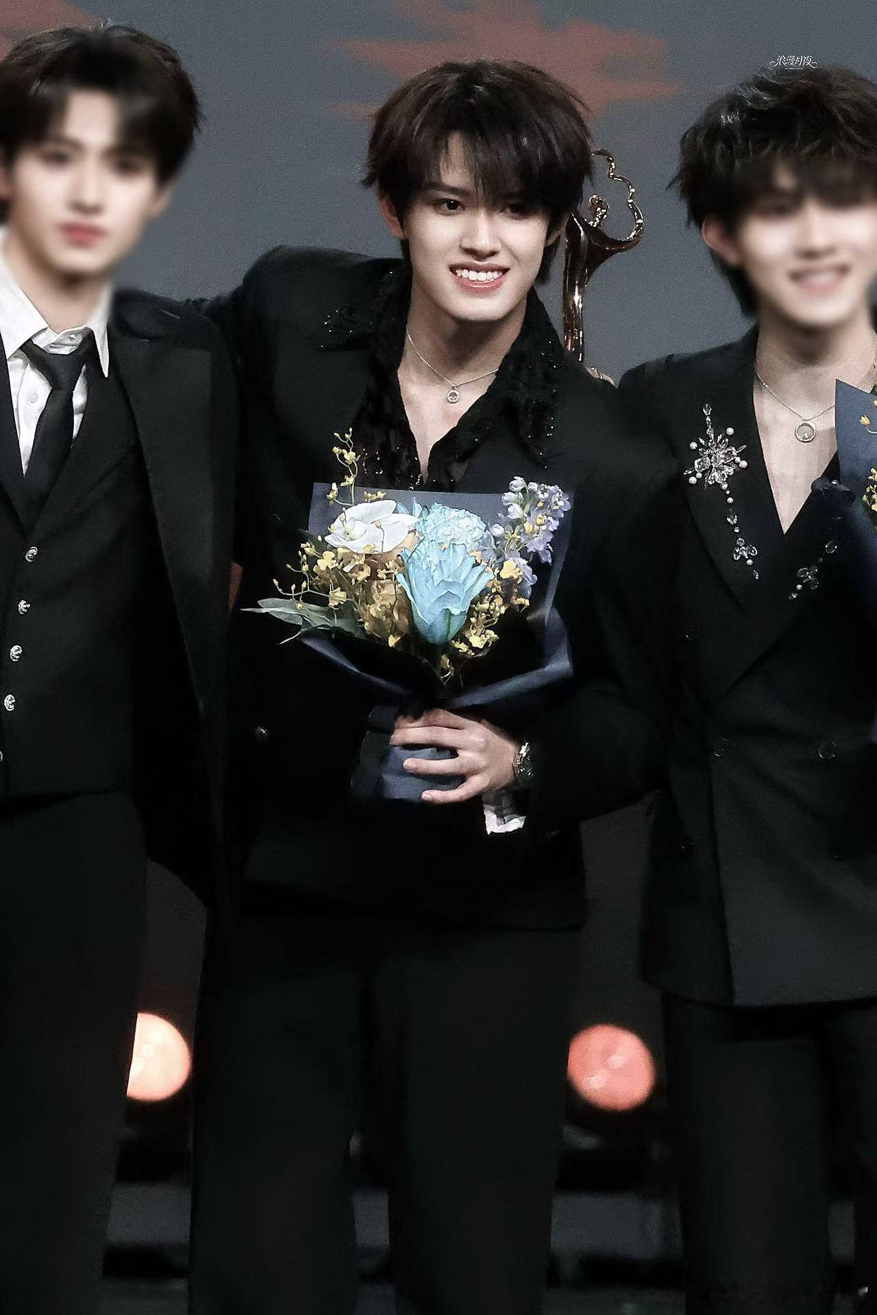 张极捧花贵公子 颁奖环节的张极气场拉满，手捧花束不慌不忙，颜值和仪态双双在线 