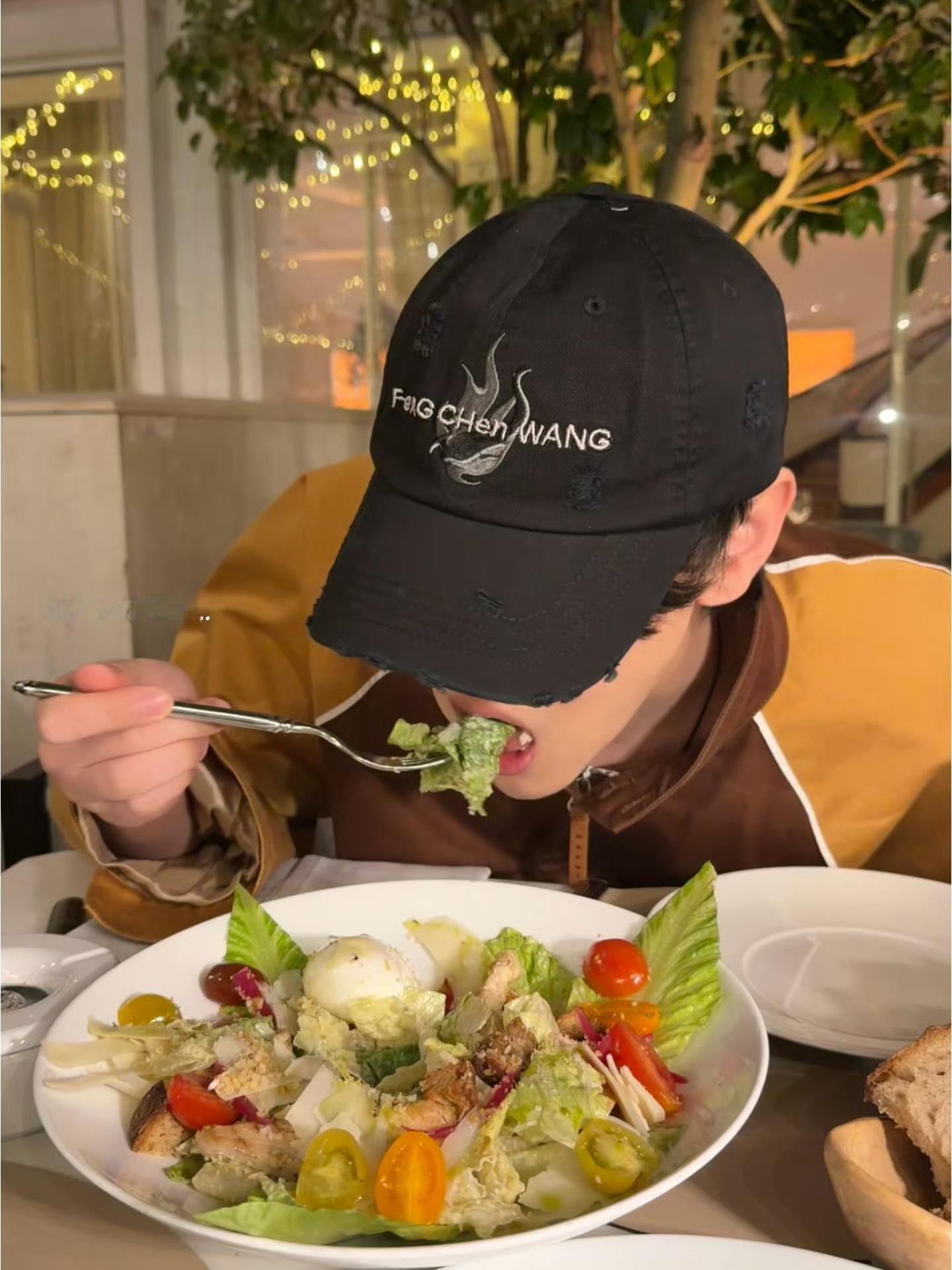 田栩宁 太不容易了，这么瘦的哥哥还要吃草！看给孩子饿的～小室，我哥要吃的法式大餐