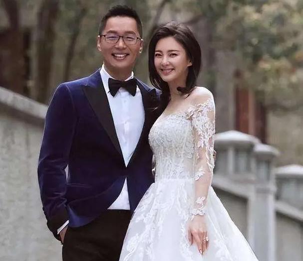2016年，张雨绮和相识70天的富商袁巴元闪婚，不久后就火速生下了一对龙凤胎。