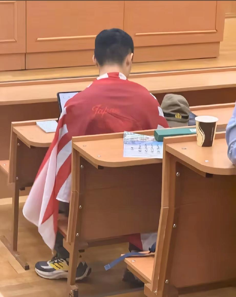 董小姐说的话又被验证了。
留学生身披旭日旗这事，被爆出的也许只是冰山一角，肯定还