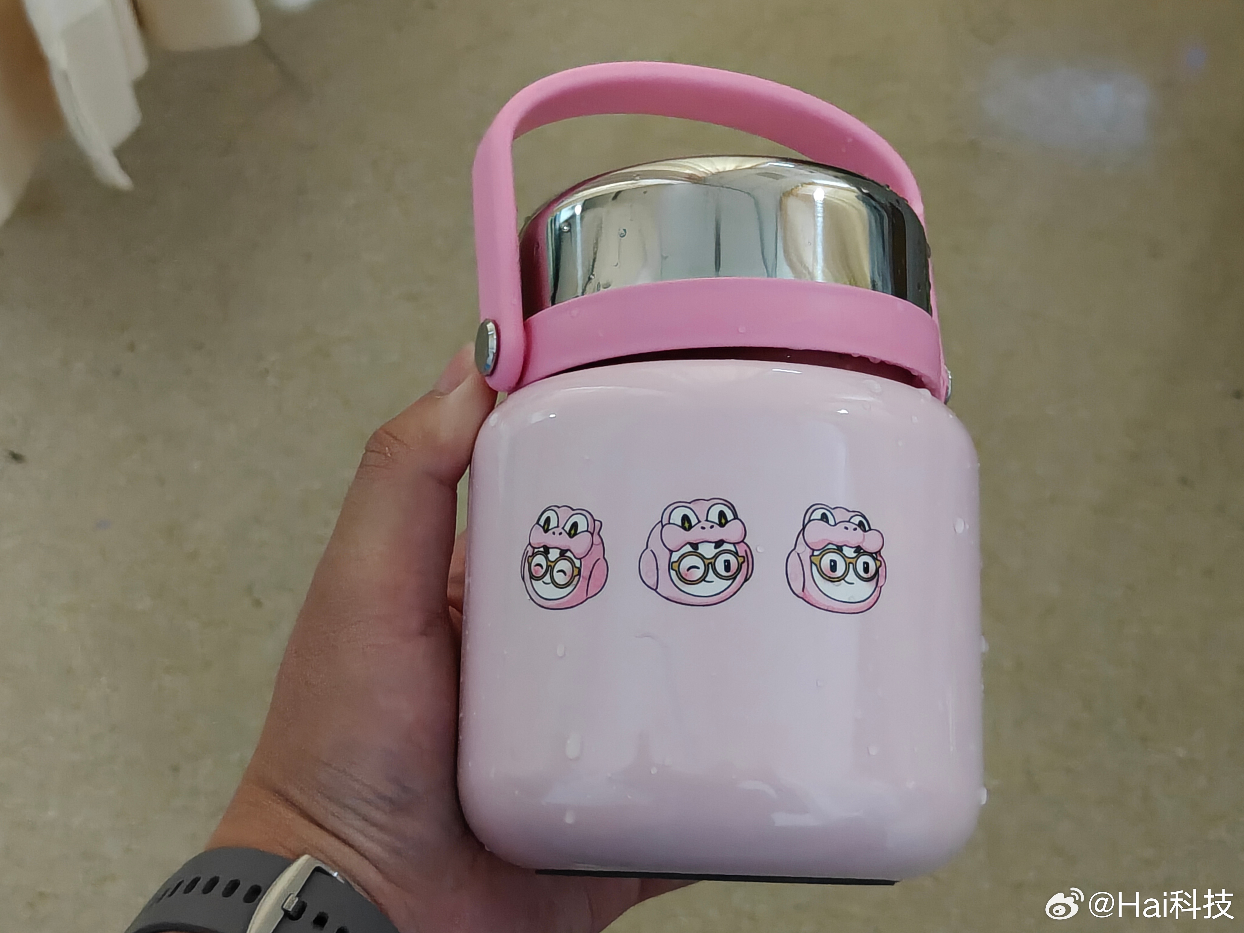 这两天OPPO送的一个焖烧杯和一加平板2 Pro派上用场了，一个负责带饭，一个负