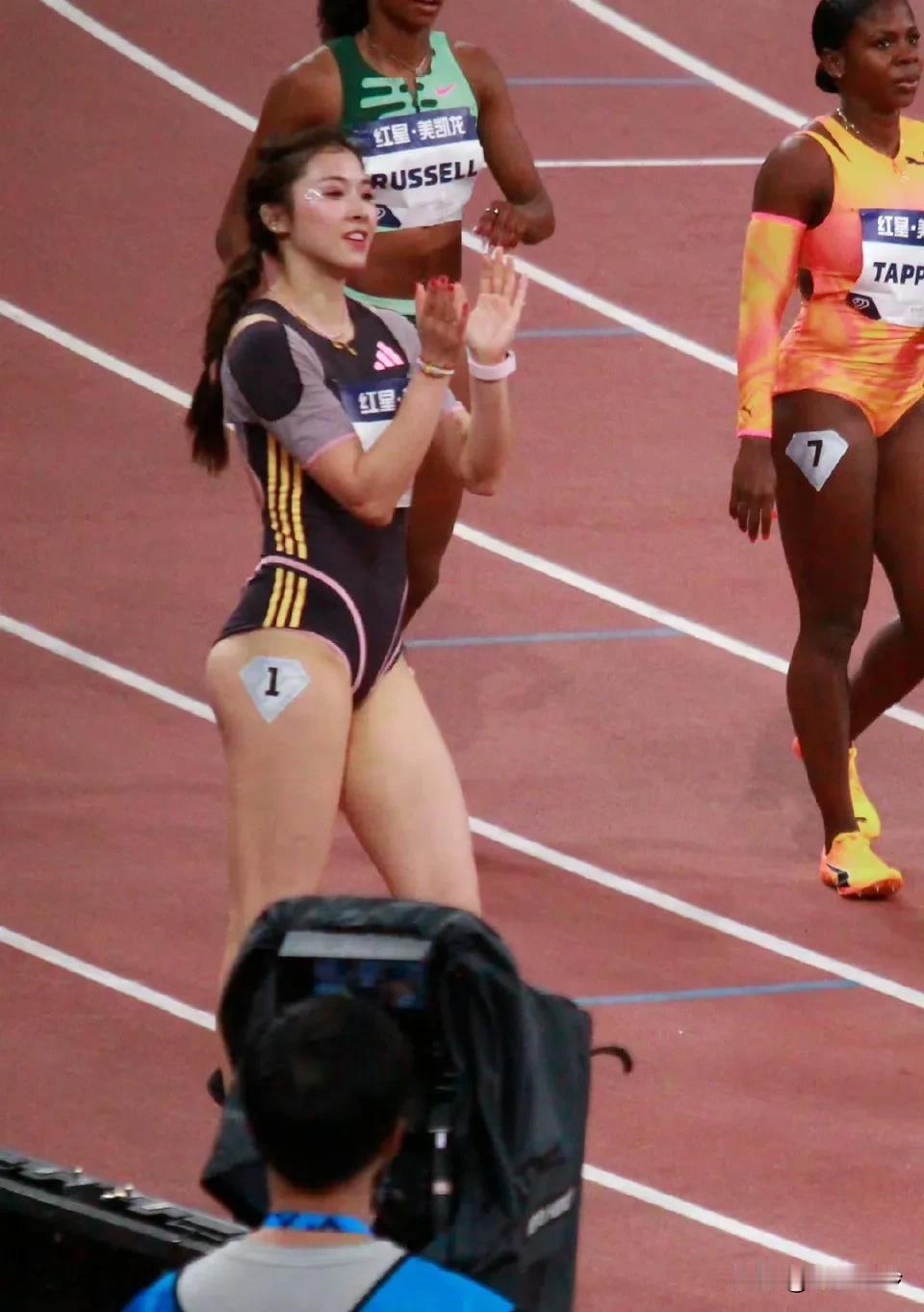 谁都没资格批评吴艳妮爱美，吴艳妮做得很好。你看非洲那几个短跑女飞毛腿，哪个头发不