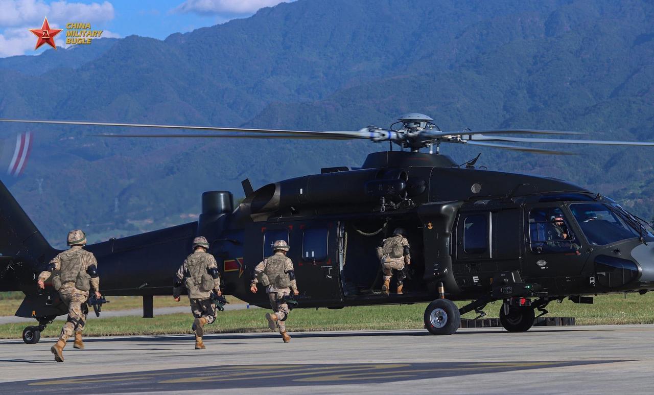 越来越有那范了！有网友说越来越像美军，其实这个说法不准确，武器装备先进了，丰富了