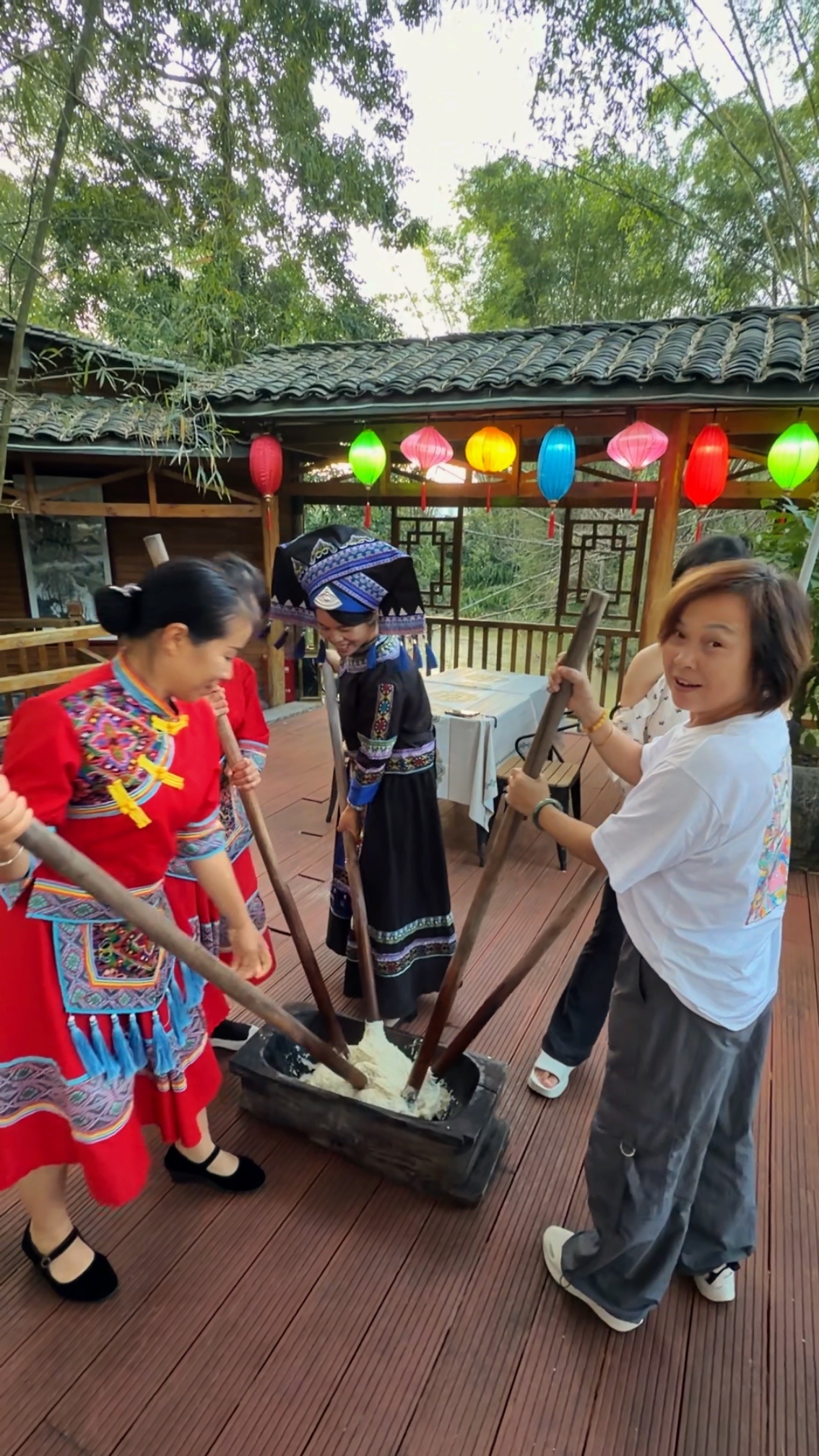 带老妈来广西崇左旅游，今晚住在德天瀑布旁边的老木棉酒店。晚饭的时候，老妈体验了一