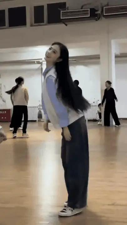 干净舒服的外表，得体不刻意，眼神有光，姿态舒展，自带气场。气质比五官更高级：温柔