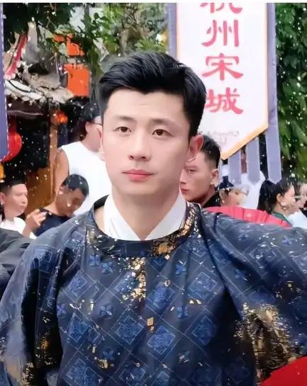 李马内现在被称为杭州第一帅，刚开始的时候并不觉得他帅气，经过近一年的时间，他好像