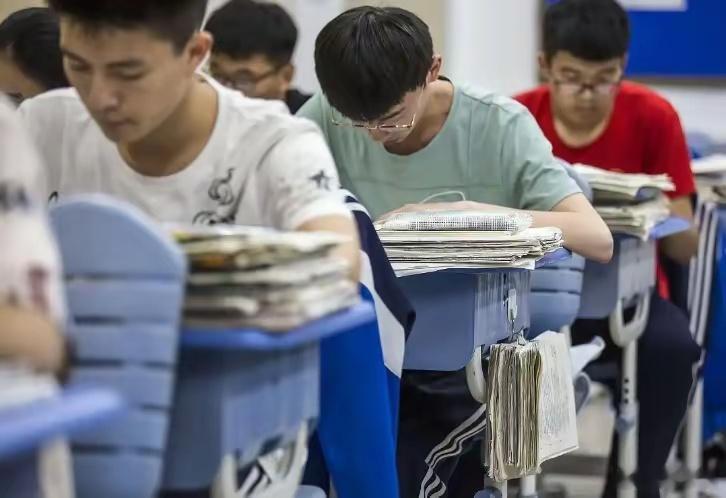 高考数学2025年高考数学结束了，根据学生反馈的信息来看，今年数学偏难。但难不难