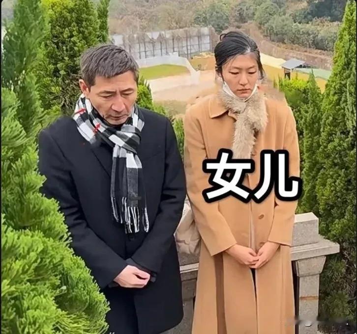张子健的女儿已然出落得亭亭玉立。父女二人正在悼念母亲李婷。女儿长得酷似爸爸，五官