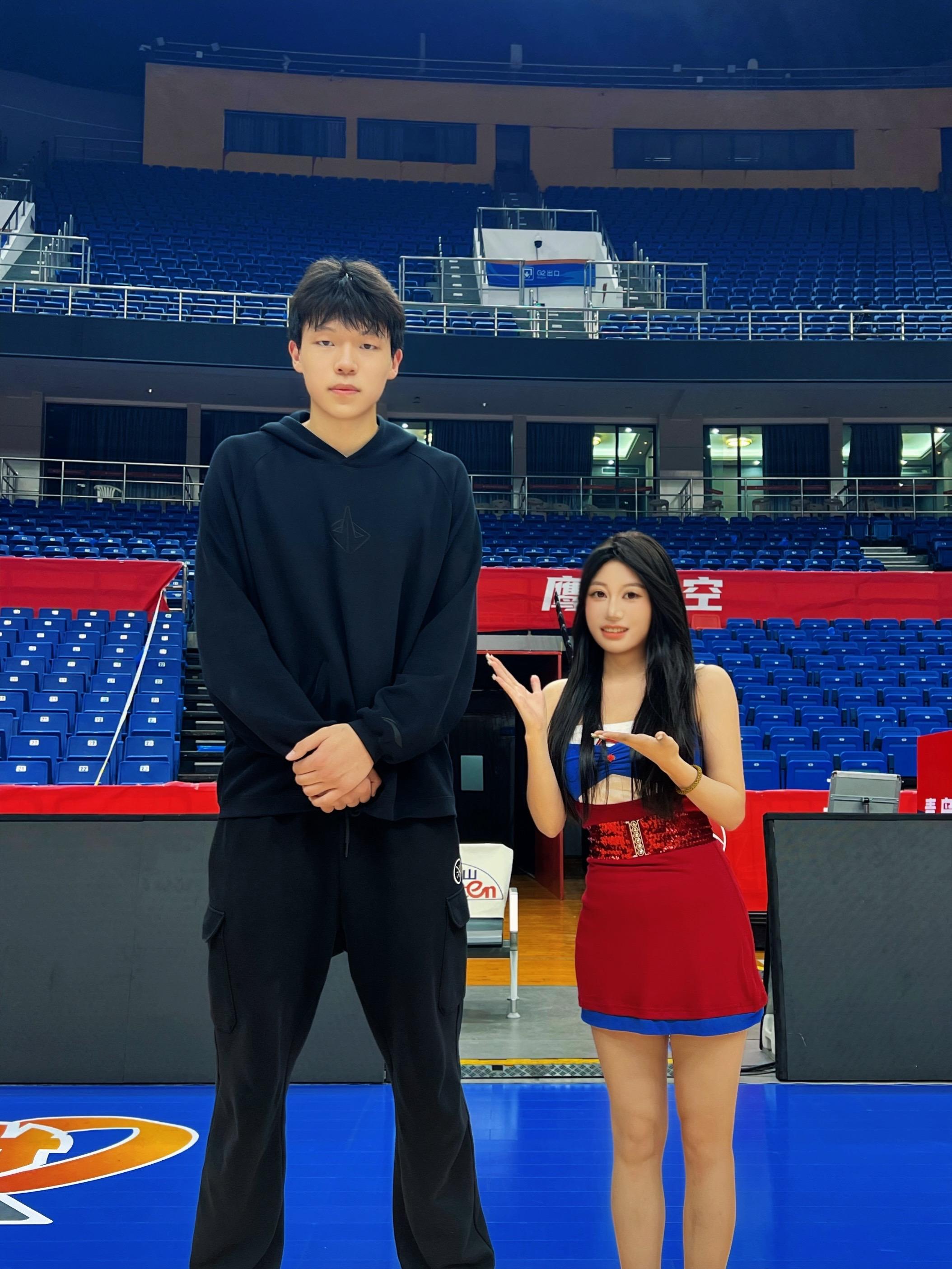 杨瀚森加油🏀 那天季后赛g3赢球结束后，抓到了小杨🐑，㊗️小杨🐑...
