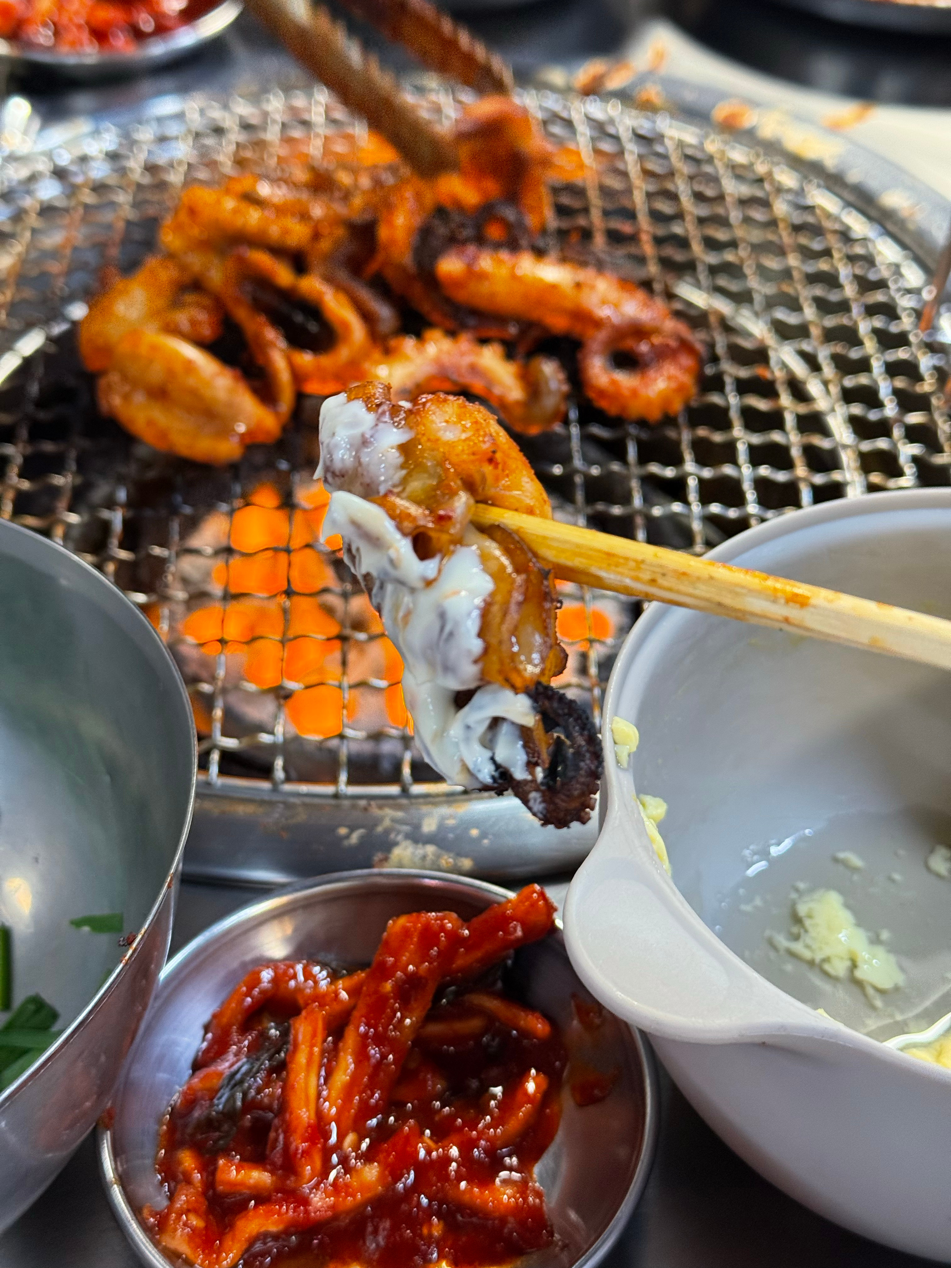 吃了一家很美味的辣烤章鱼啊！！！全是韩国本地人而且超级有态度啊！每天只开5个小时