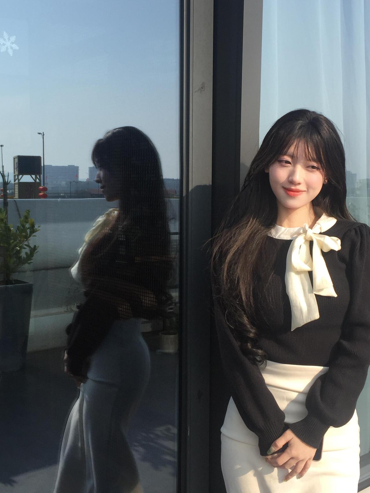 窗边少女，微笑如春光，温暖如阳光。