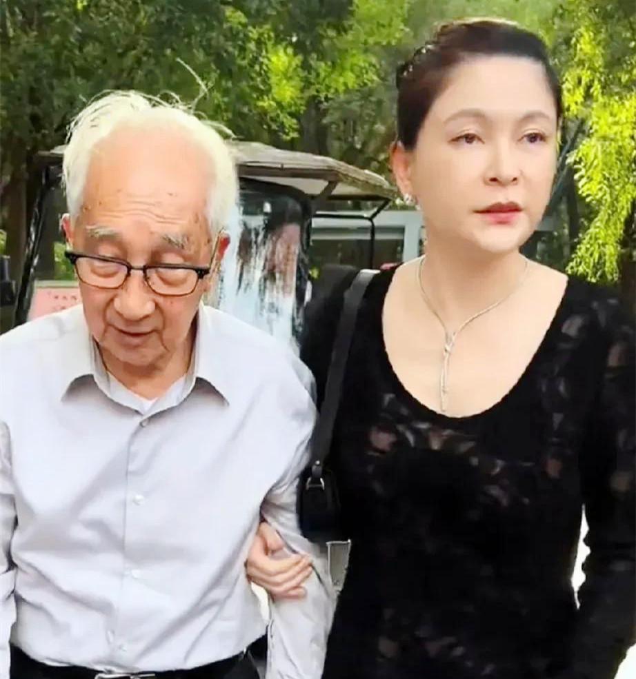 谁懂啊！89 岁油画大师靳尚谊和小 44 岁前妻祁艳的同框真的戳中我了😭 这段