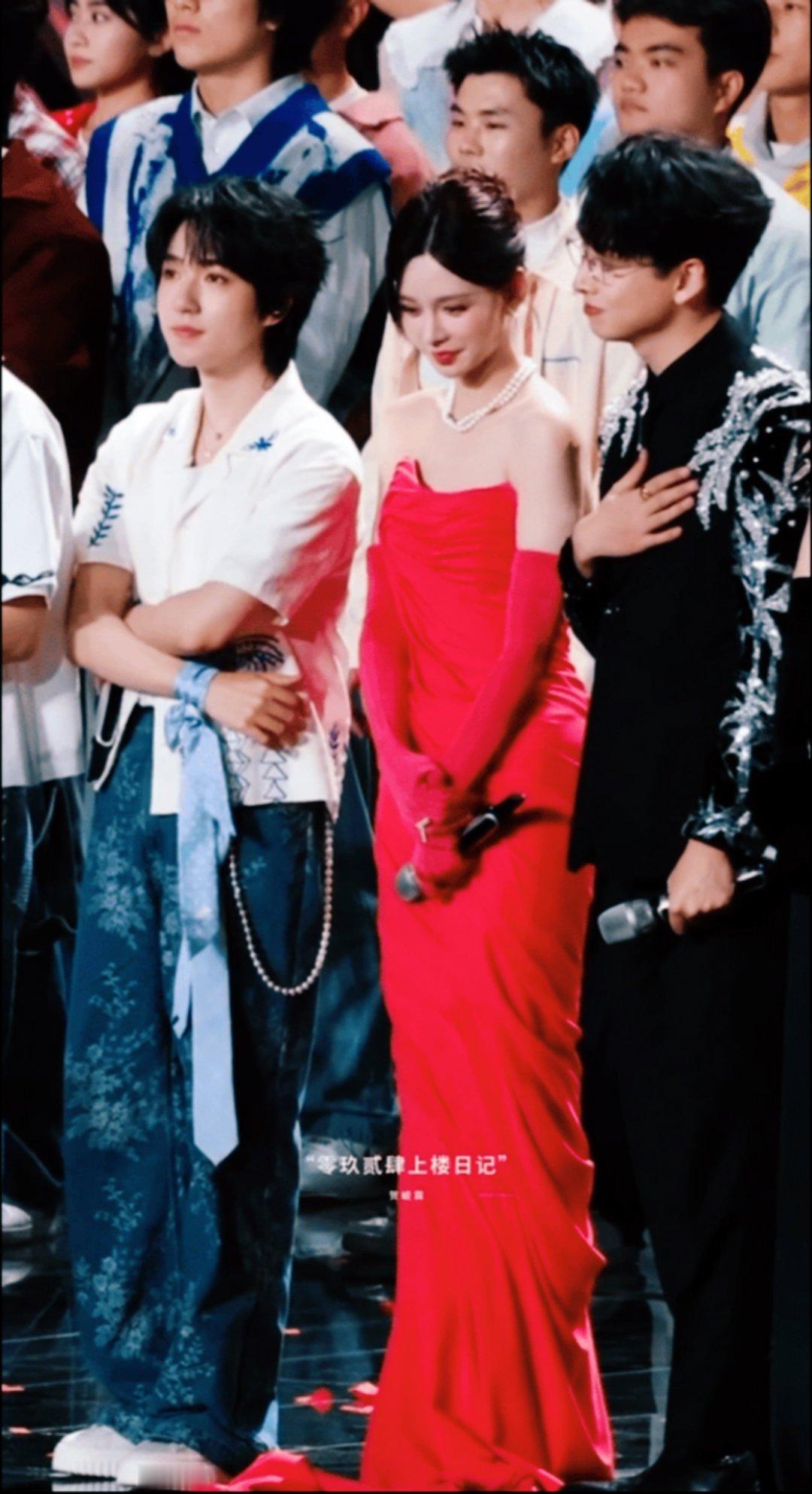 贺峻霖踩到沈梦辰裙子了 贺峻霖本想潇洒走个路，谁料被沈梦辰裙摆“暗算”，那懵懵模