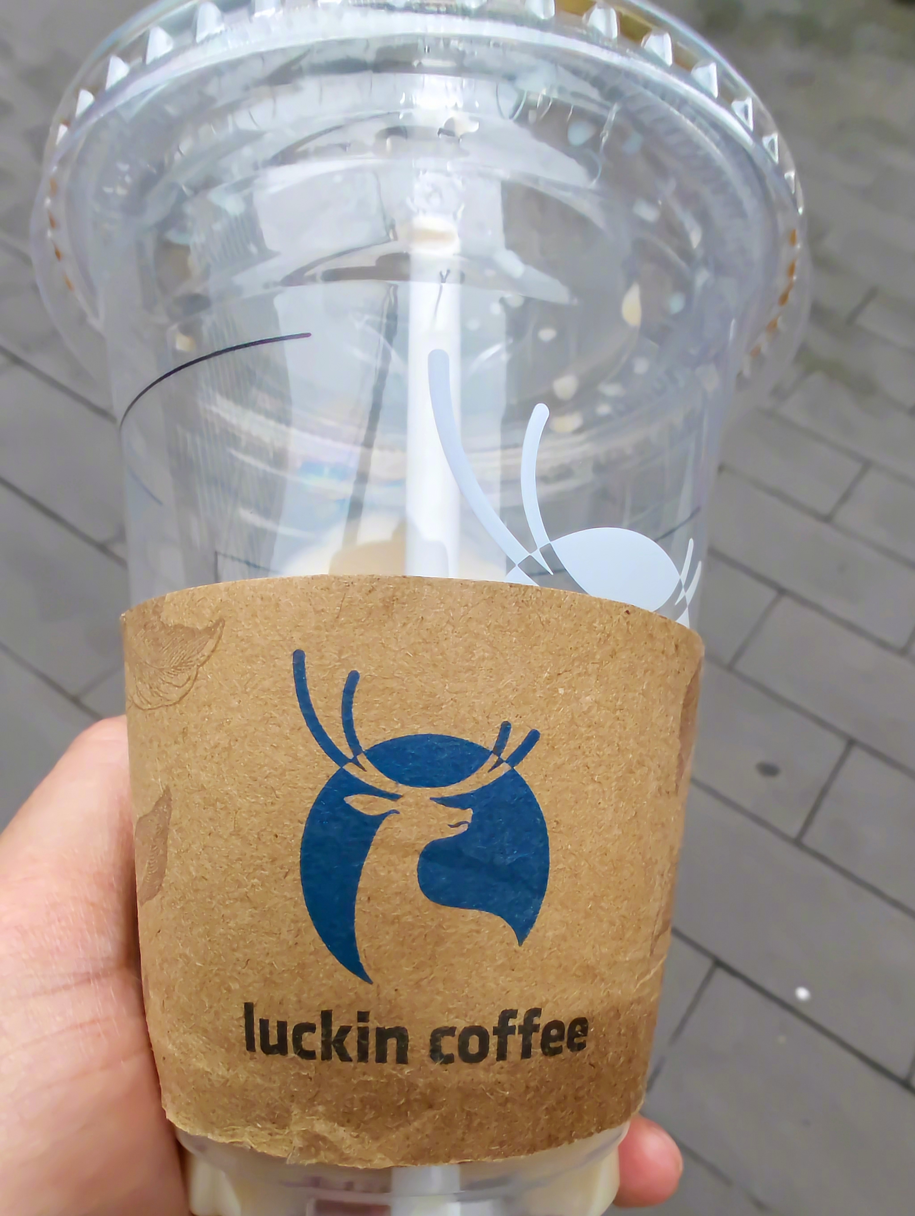 楼下的瑞幸把罗永浩拿掉了，果断9.9元支持一杯生椰拿铁。 