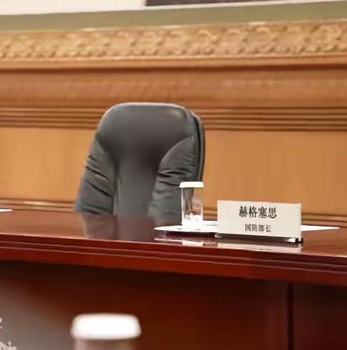 本来是战争部，给改回国防部了！
我观察了一下，这一次来，最紧张的是赫格塞斯，小动