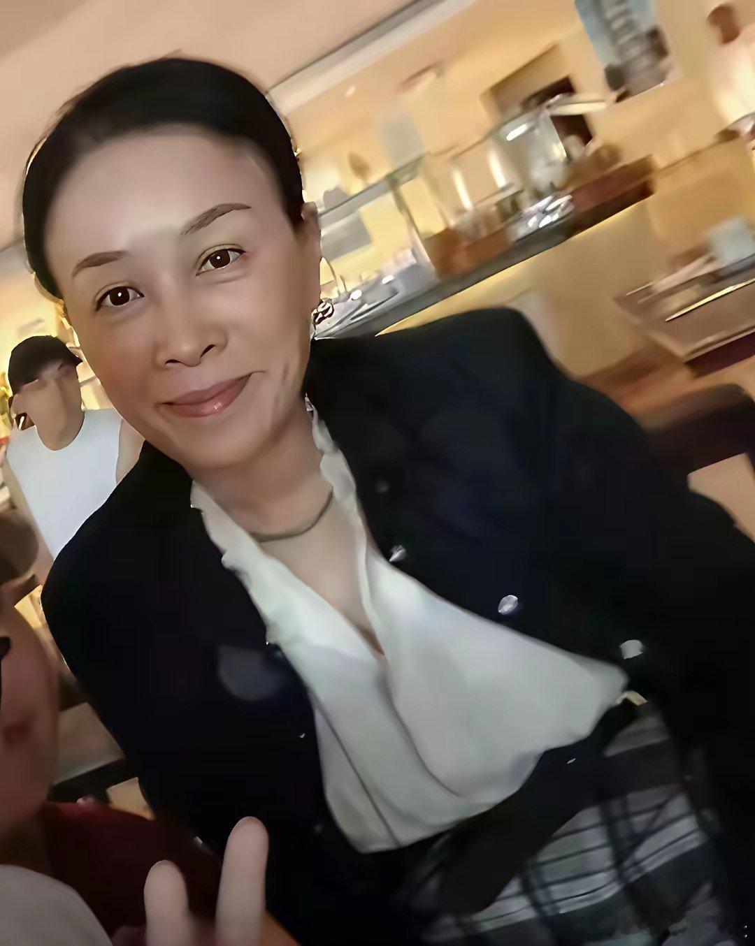 那英素颜其实也挺好看，看上去挺年轻的一点都不像六十岁，比王菲还显年轻，主要还是她