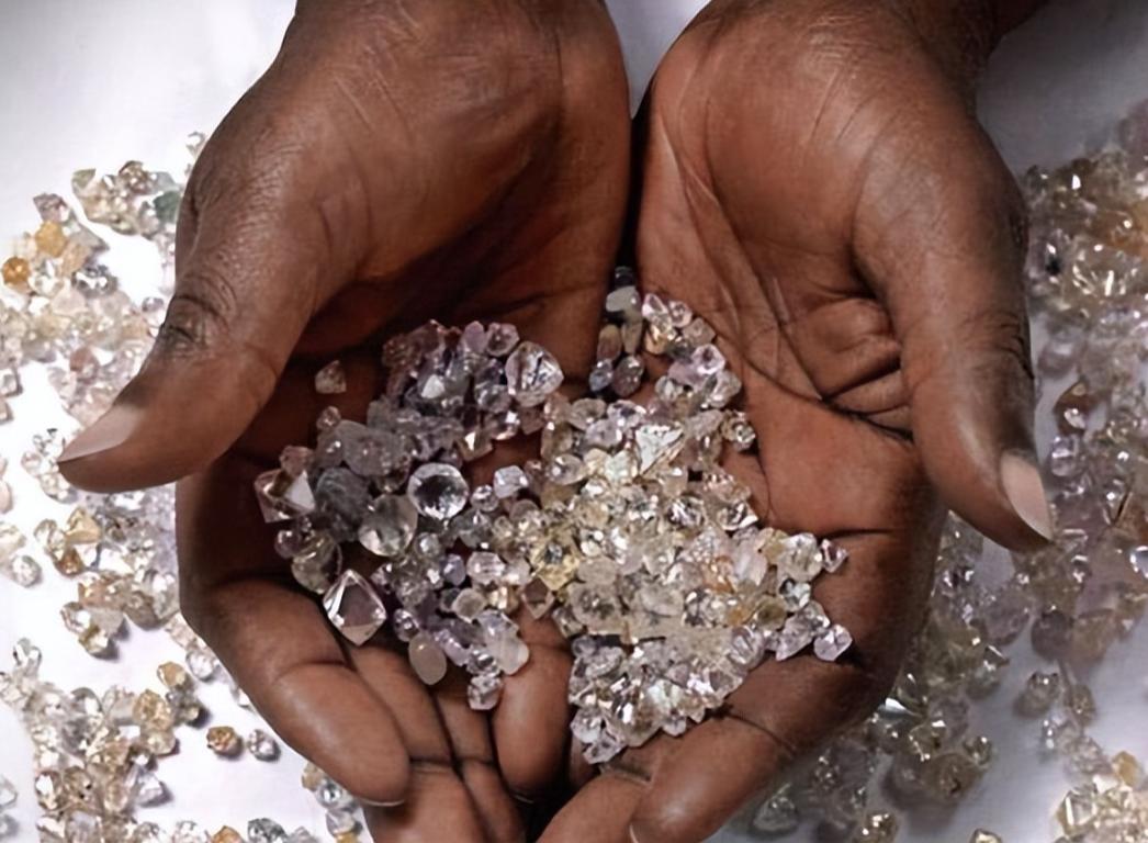 钻石行业曾经是一场彻头彻尾的“营销游戏”。
1870年，南非发现丰富的钻石矿，西