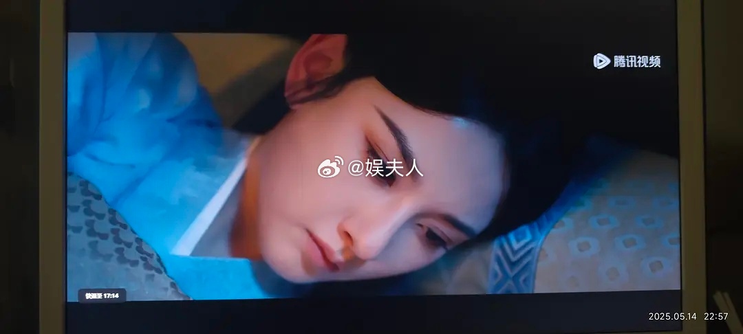 何泓姗真的不显老啊，在宋祖儿旁边都不显年纪何泓姗：38岁（1987年出生）宋祖儿
