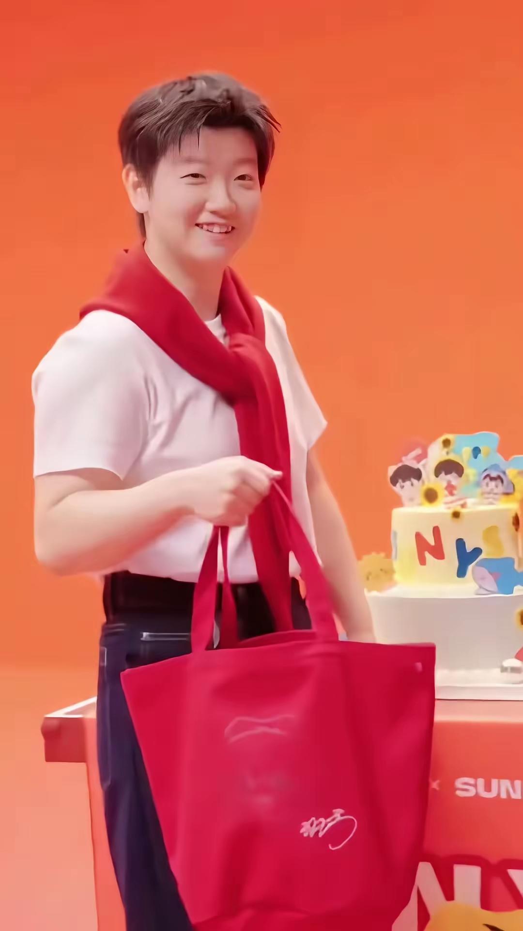 这个代言拍得好！
以孙颖莎的名义
展示孙颖莎的笑容
胜过了千言万语
多少种图案