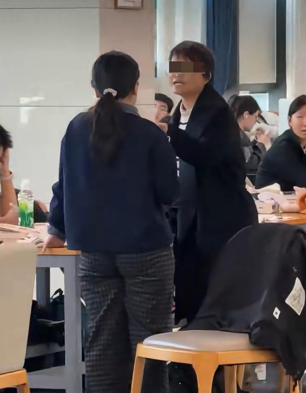 山东聊城大妈硬核还击图书馆占座女生，一开始都以为是小姑娘被欺负，看过现场视频才知