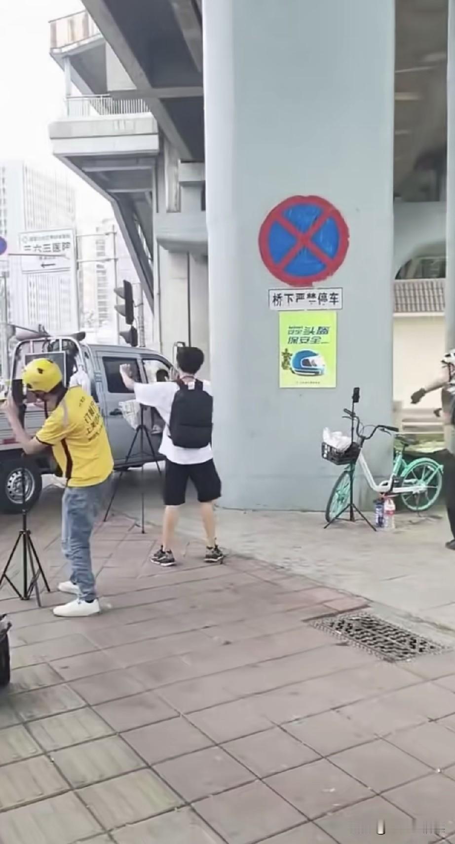 直播已泛滥成灾了，网络上你看到的，不一定是真实的他（她）们。
并不是穿个马甲，就