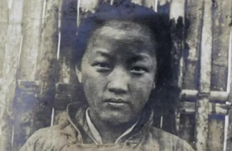 1945年冬天，河北交河17岁姑娘赵秀婷在雪地里救下一名冻僵的新四军战士，两人相