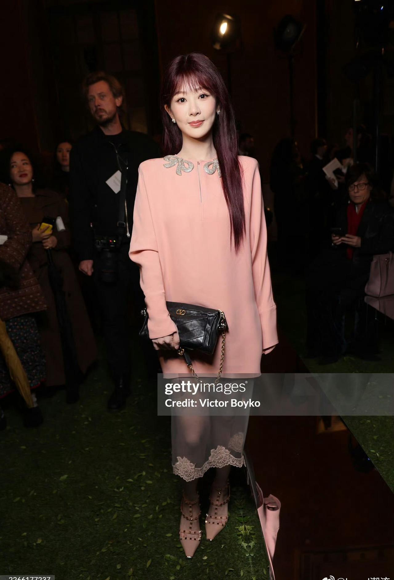 杨紫作为品牌代言人亮相罗马Valentino 2026秋冬大秀，生图状态好好。