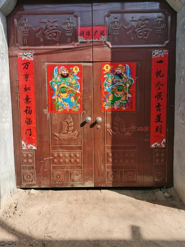 门当户对
准儿媳的父亲是一名普通公务员，母亲是小学教师。我也是普通公务员，老伴从