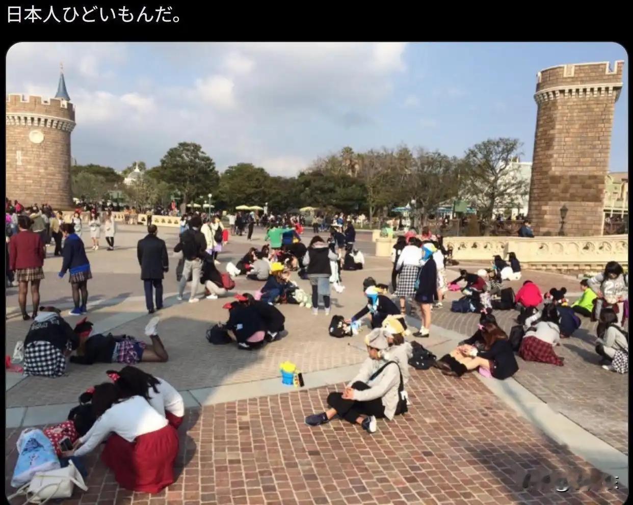日本迪士尼园区内人潮拥挤不堪，不少游客索性席地而坐休憩，现场氛围倒也随意。日本网