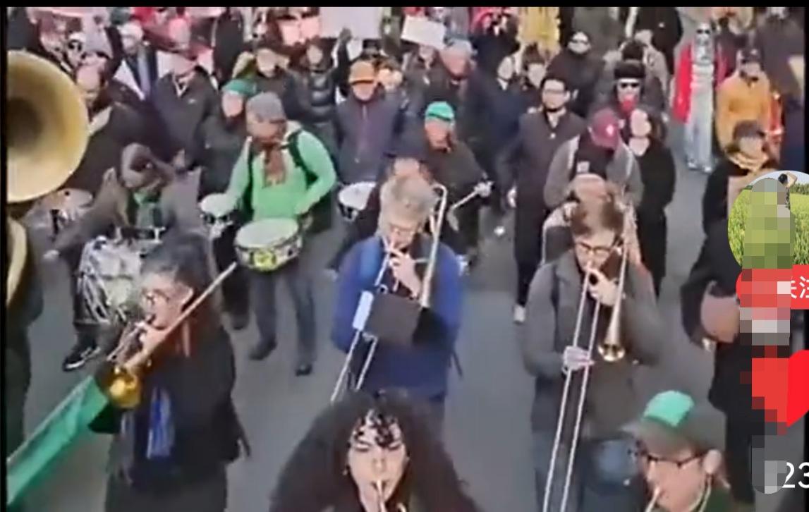 简直逆天了！美国民众上街抗议联邦政府，奏唱中国歌曲《走进新时代》。

2026年