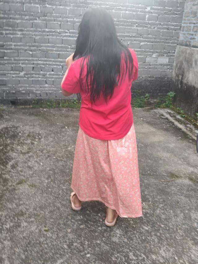 今天我洗澡了，穿了一件红衣服和花裙子，我儿子说妈妈真漂亮啊！平常在老家干农活，是