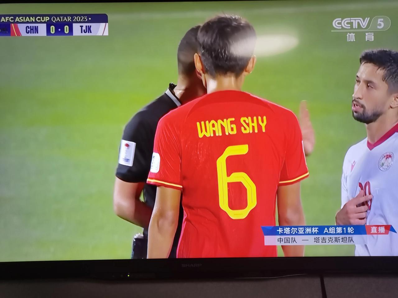 中场一哥？吴曦不在，俺们河南队长王上源俨然成了国足一哥。上半场，中国队中场组织瘫