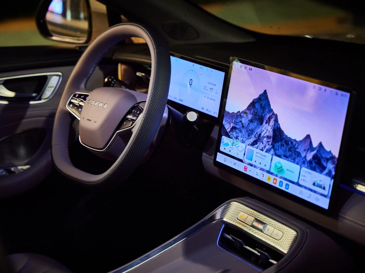 昨晚看了徐志胜和李旦测评荣威M7车机的视频，两人一唱一和太逗了。徐志胜扮的预制车