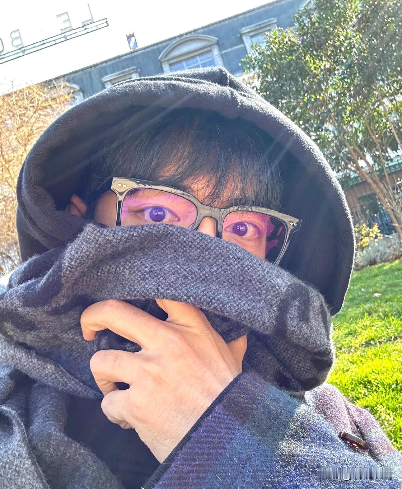 肖战的自拍好真实！肖战大概是为数不多的不过分使用美颜的顶流之一吧！
5月14日，