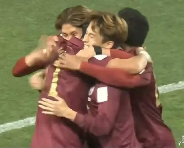 红发亮剑尽显血性！韦世豪造点助蓉城亚冠逼平神户红发张扬，斗志拉满，韦世豪向来是中