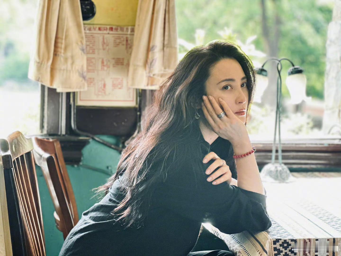 蒋勤勤大波浪可以说么，我一直觉得蒋勤勤比高圆圆好看[笑cry]而且她不显老...