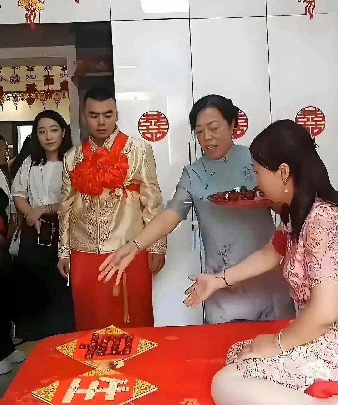 新娘看起来和婆婆年纪相仿，新郎脸直接黑了，一点笑容也没有 