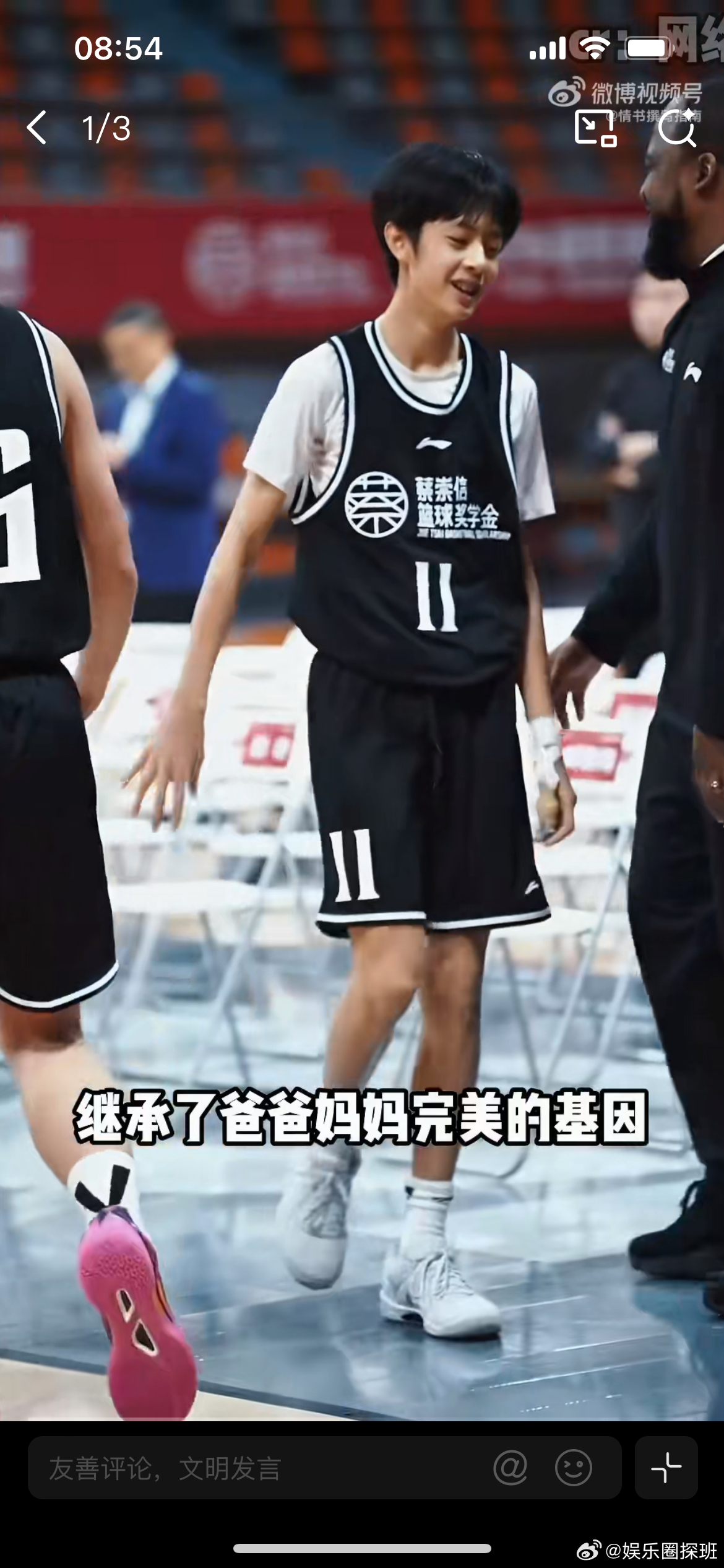 等等长成美式甜弟了，气质格外秀气，眉眼温润柔和，褪去孩童稚气，不知不觉间长成少年