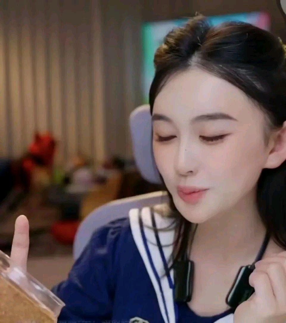 女主播姐妹情深，让大哥给好姐妹刷礼物，称直播间敢命令大哥，私下其实在跪T，自己梦