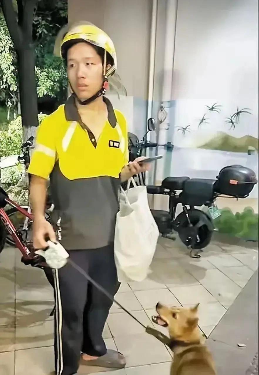 那个睡在浏阳河桥下的 19 岁外卖员，让整座长沙城破防了

长沙浏阳河风雨桥的桥