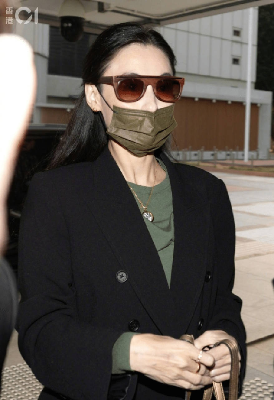 张柏芝庭审情绪失控崩溃大哭今日，张柏芝合约纠纷案再度于香港高等法院开庭。庭审过程