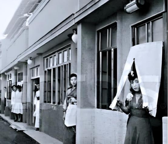1940年，一个日本士兵迫不及待地来到慰安所，准备接受来自慰安妇的服务，然而当他