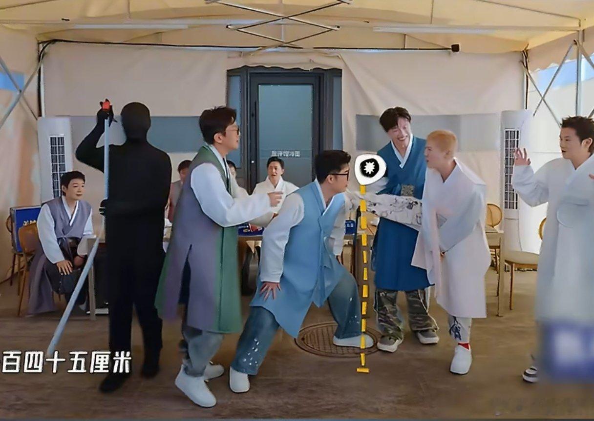 鹿晗刚抬腿就疼出了声鹿晗这柔韧度是认真的吗 这段我翻来覆去看了五遍，鹿晗抬腿那瞬